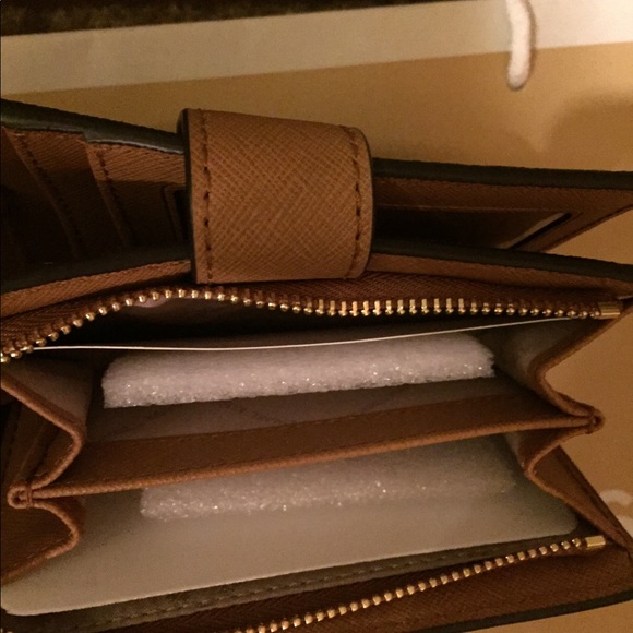 Michael Kors Jet set Travel Bifold zip coin Wallet - Picture 4 of 4